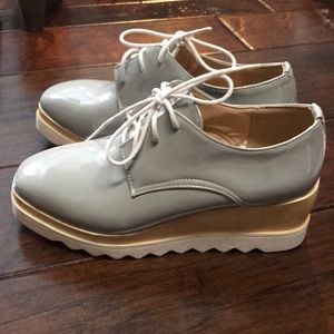 Wedged lace up casual shoe in light gray